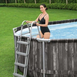 Piscine Ovale Bestway Power Steel™ Bois Rustique 7,32 X 3,66 X 1,22 M -Intex Soldes Boutique 5611t ambiance 2