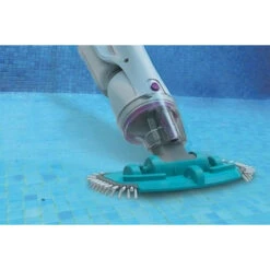 Aspirateur Rechargeable Kokido Telsa 30 Pour Spas Et Petites Piscines 7 Aspirateur Rechargeable Kokido Telsa 30 Pour Spas Et Petites Piscines -Intex Soldes Boutique kok 400 8602 aspirateur rechargeable telsa 30 ambiance min 1